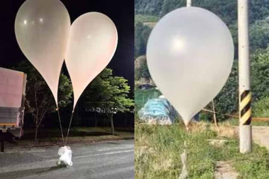 দক্ষিণ কোরিয়ার সেনাবাহিনীর তরফে জানানো হয়েছে, মঙ্গলবার রাত থেকে উত্তর কোরিয়ার দিক থেকে বেলুনগুলি ভেসে এসেছে। বুধবার সকাল পর্যন্ত এই ধরনের ১৫০টি বেলুন তারা চিহ্নিত করেছে।