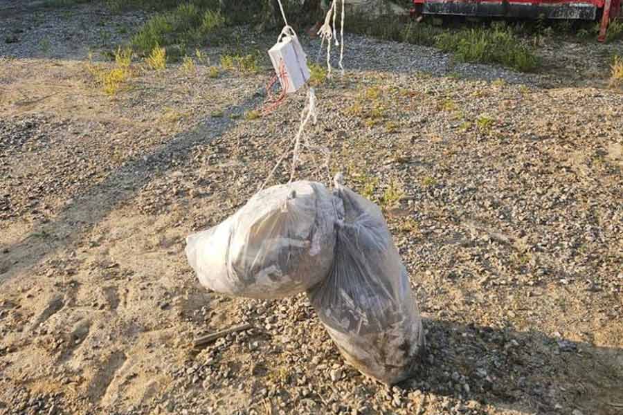 দক্ষিণ কোরিয়ার তরফে কিমের দেশকে হুঁশিয়ারি দিয়ে বলা হয়েছে, এই ধরনের কাজ আন্তর্জাতিক আইনের বিরোধী। উত্তর কোরিয়াকে অবিলম্বে এই ‘নিচু মানের কাজ’ বন্ধ করার কথাও বলেছে দক্ষিণ কোরিয়া।