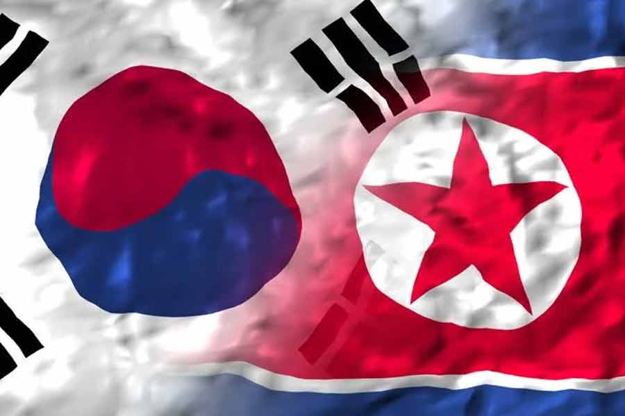 দ্বিতীয় বিশ্বযুদ্ধে জাপানের পরাজয়ের পর কোরিয়ার দুই প্রান্তে প্রভাব বিস্তার করে সাবেক সোভিয়েত ইউনিয়ন এবং আমেরিকা। ৩৮ ডিগ্রি অক্ষরেখার উত্তরে কিম উল সুঙের নেতৃত্বে আর দক্ষিণ কোরিয়ায় সিংম্যান রি-র নেতৃত্বে সরকার প্রতিষ্ঠিত হয়।