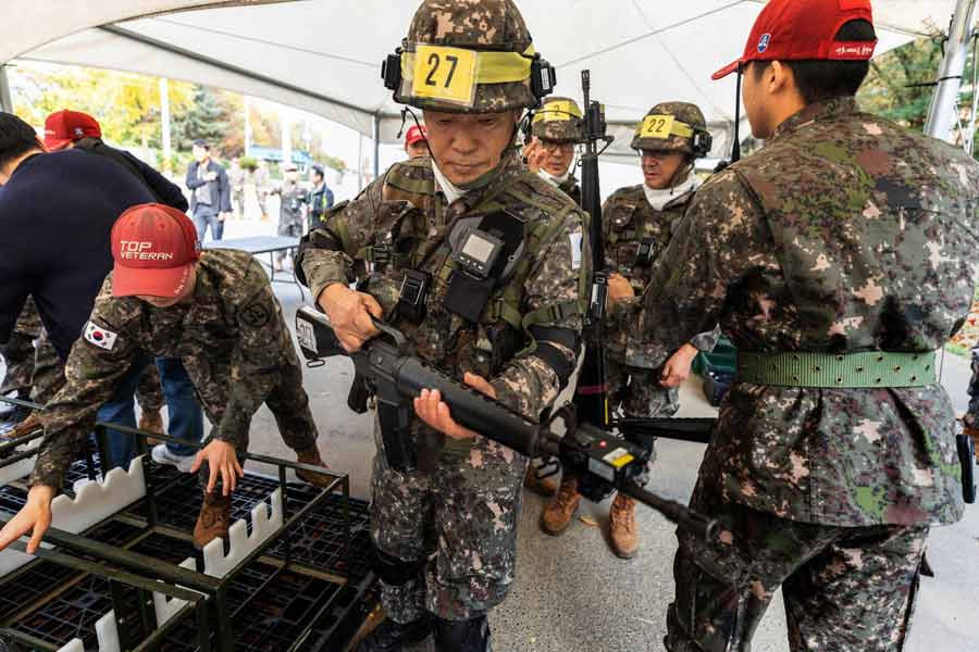 দুই পক্ষই দাবি করে যে, তাদের প্রতিষ্ঠিত সরকারই বৈধ। ১৯৫৩ সালে একটি চুক্তির মাধ্যমে যুদ্ধে ইতি টানা হলেও দুই দেশের বিবাদ এখনও বর্তমান।