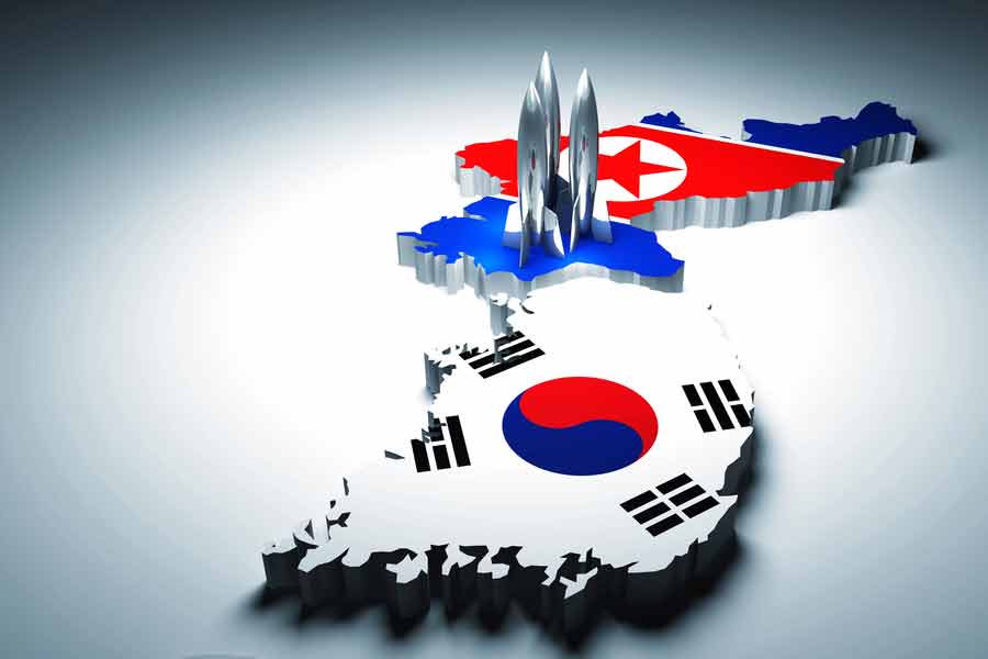 ঠান্ডা যুদ্ধের সময় থেকেই মূলত সোভিয়েত প্রভাবে উত্তর কোরিয়া সমাজতান্ত্রিক রাষ্ট্র হিসাবে আত্মপ্রকাশ করে আর দক্ষিণ কোরিয়া আমেরিকার প্রভাবে গণতান্ত্রিক ব্যবস্থা গ্রহণ করে।