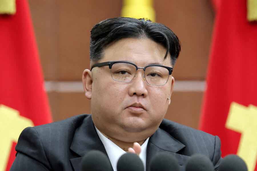 পরে অবশ্য কিম জং উনের পরিবারের বিরুদ্ধে একনায়কতন্ত্র চালানোর অভিযোগ ওঠে। এমনকি বিরোধীদের কণ্ঠরোধ করারও অভিযোগ ওঠে।