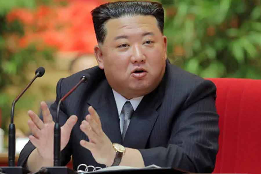 উত্তর কোরিয়া অবশ্য যাবতীয় অভিযোগকে আমেরিকার সমর্থনপুষ্ট গণমাধ্যমের অপপ্রচার বলে উড়িয়ে দেয়। অন্য দিকে, পরিকাঠামো উন্নয়ন কিংবা বিদেশ নীতি প্রণয়ন— দক্ষিণ কোরিয়ায় ক্রমশ আমেরিকার ছায়া দীর্ঘতর হয়ে ওঠে।