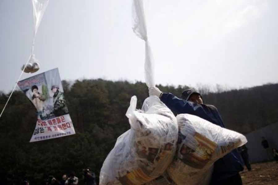 তবে উত্তর কোরিয়ার আগের সরকার এই বেলুনের মাধ্যমে কিম-বিরোধী প্রচারে রাশ টেনে সুসম্পর্ক রক্ষার একটা চেষ্টা করেছিল। কিন্তু সে দেশের একটি আদালত ‘মতপ্রকাশে হস্তক্ষেপ’ বলে সেই সিদ্ধান্তকে খারিজ করে দেয়।