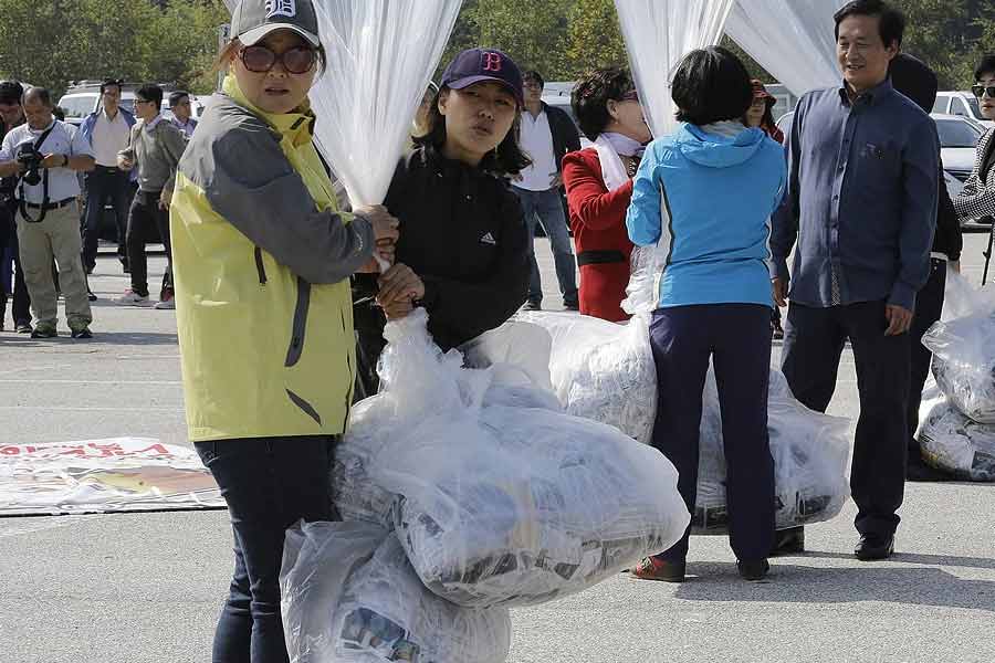 তার পর থেকে একাধিক বার উত্তর কোরিয়ায় পাড়ি দিয়েছে দক্ষিণ কোরিয়ার ‘বার্তাবাহী’ বেলুন। মনে করা হচ্ছে আবর্জনা পাঠিয়ে এ বার তারই মধুর প্রতিশোধ নিল কিমের দেশ।