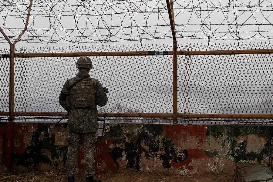 তবে যুদ্ধ বিশেষজ্ঞদের একাংশ মনে করছেন, এই ধরনের কৌশলে সরাসরি যুদ্ধের ঝুঁকি নেই। বিপক্ষকে নাস্তানাবুদ করলেও এ ক্ষেত্রে কেউই কামান উঁচিয়ে যুদ্ধের ঝুঁকি নেবে না। বরং প্রতিপক্ষকে জব্দ করার পাল্টা কৌশল খুঁজতে হবে দক্ষিণ কোরিয়াকে।