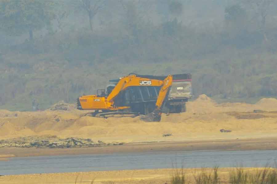 দামোদরে বালি চুরি।