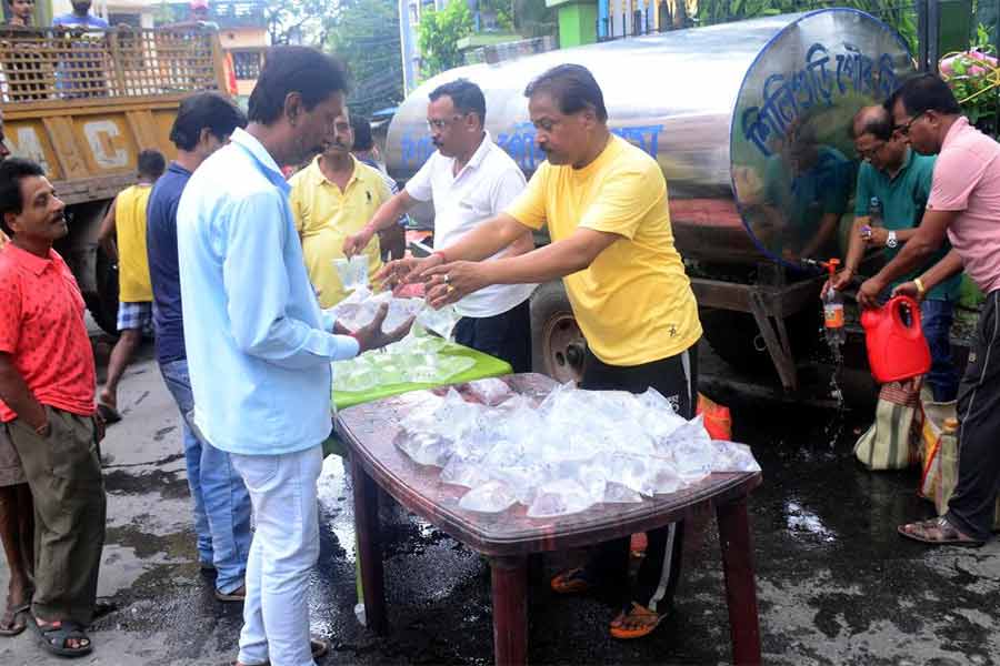 শিলিগুড়ি পুর নিগমের পক্ষ থেকে পঁচিশ নম্বর ওয়ার্ডে জলের পাউচ ও ট্যাঙ্ক দিয়ে পানীয় জল সরবরাহ।