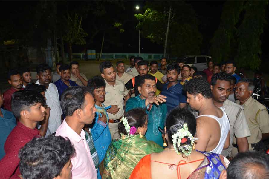 ছিনতাইয়ের পর কনেযাত্রীদের সঙ্গে কথা বলছে পুলিশ।