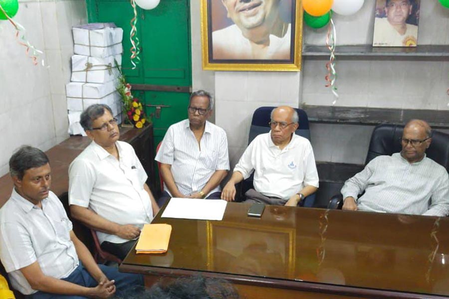 কংগ্রেস প্রার্থী প্রাদীপ ভট্টাচার্যের কেন্দ্রীয় নির্বাচনী কার্যালয়ে (প্রয়াত সোমেন মিত্রের বাড়িতে) সিপিএমের কলকাতা জেলা সম্পাদক কল্লোল মজুমদার (বাঁ দিকে)। ফাইল চিত্র