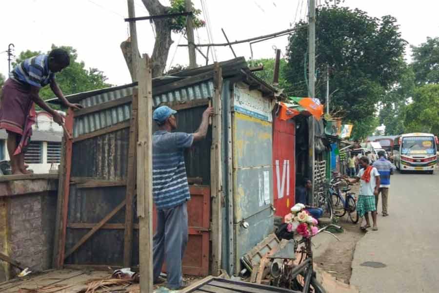 চলছে দোকানের কাঠামো খুলে নেওয়া।