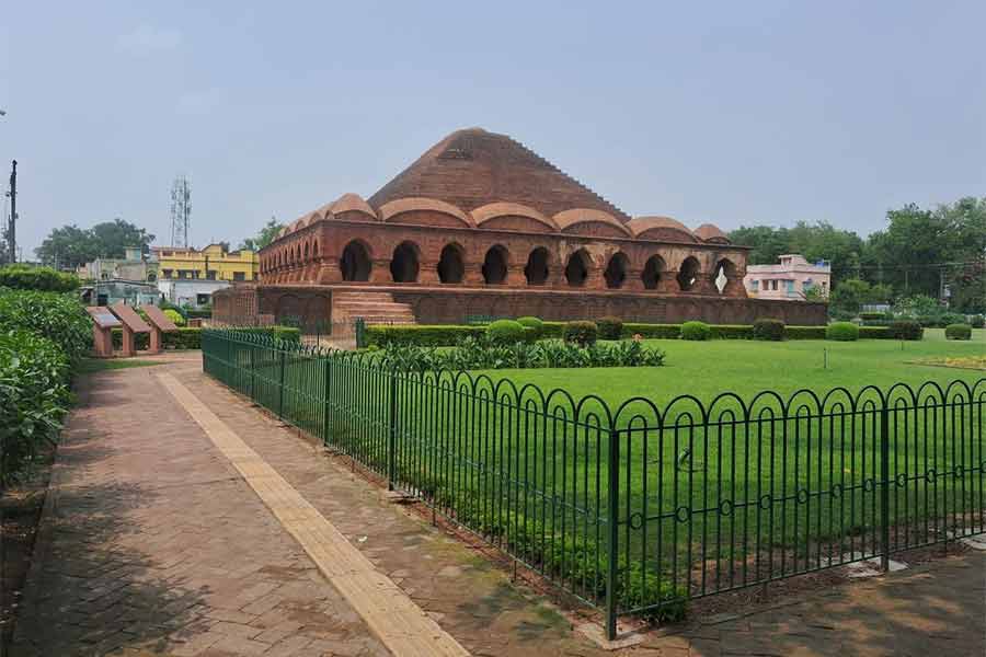 অত্যধিক গরমে সুনসান বিষ্ণুপুরের রাসমঞ্চ ।