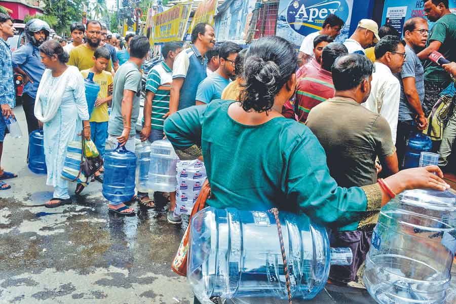 জল নিতে ঠেলাঠেলি শিলিগুড়িতে।