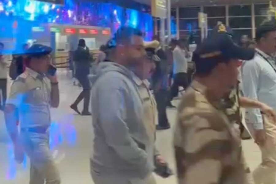 বৃহস্পতিবার গভীর রাতে গ্রেফতার হয়েছেন কর্নাটকের জনতা দল সেকুলার (জেডিএস) সাংসদ প্রজ্বল রেভান্না। তাঁর বিরুদ্ধে ধর্ষণ এবং যৌন হেনস্থার অভিযোগ এনেছেন শতাধিক মহিলা। অভিযোগ প্রকাশ্যে আসার পর জার্মানিতে চলে গিয়েছিলেন তিনি।