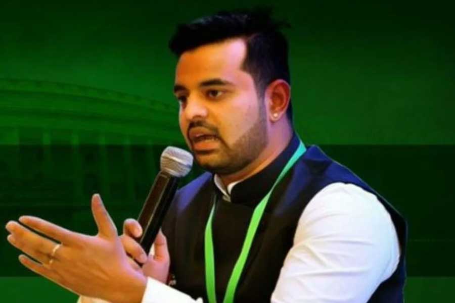 জার্মানির মিউনিখ থেকে বৃহস্পতিবার রাত ১টার পর বেঙ্গালুরু বিমানবন্দরে নামে রেভান্নার বিমান। সেখান থেকেই তাঁকে হেফাজতে নেয় কর্নাটক পুলিশের নয় সদস্যের বিশেষ তদন্তকারী দল সিট। শারীরিক পরীক্ষার পর তাঁকে জিজ্ঞাসাবাদ শুরু হবে। 