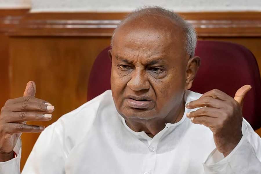 রেভান্নার বিরুদ্ধে ধর্ষণের অভিযোগ দায়ের করেছেন বহু মহিলা। তাঁর হাজার তিনেক যৌন কেলেঙ্কারির ভিডিয়োও ছড়িয়ে পড়ে ভোটের মুখে। তবে নিজের বিরুদ্ধে ওঠা যাবতীয় অভিযোগ অস্বীকার করেছেন প্রাক্তন প্রধানমন্ত্রী এইচ ডি দেবগৌড়ার নাতি। 