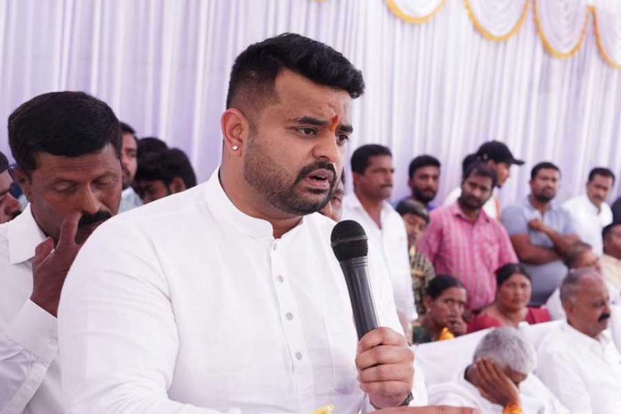 কর্নাটকের হাসন কেন্দ্রের বিদায়ী সাংসদ রেভান্না। এ বারও জেডিএস তাঁকে ওই কেন্দ্র থেকেই টিকিট দিয়েছে। দ্বিতীয় দফায় গত ২৬ এপ্রিল হাসনে ভোট হয়ে গিয়েছে। তবে প্রার্থী হিসাবে জেডিএস রেভান্নার নাম প্রকাশ্যে আনার পরেই প্রকাশ্যে এসেছে তাঁর বিরুদ্ধে অভিযোগগুলিও। সেই থেকে ভোটের মুখে কর্নাটকের রাজনীতির অন্যতম বড় ইস্যু হয়ে গিয়েছে রেভান্না-পর্ব। 