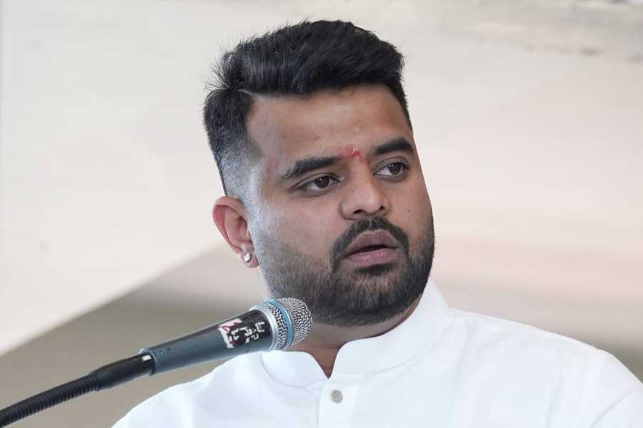 জেডিএস বর্তমানে বিজেপির নেতৃত্বাধীন এনডিএ জোটের শরিক। রেভান্নার বিরুদ্ধে এই অভিযোগ প্রকাশ্যে আসার পর কর্নাটকের শাসকদল কংগ্রেস তা লুফে নেয়। পরে তদন্তের জন্য গঠন করা হয় সিট। 