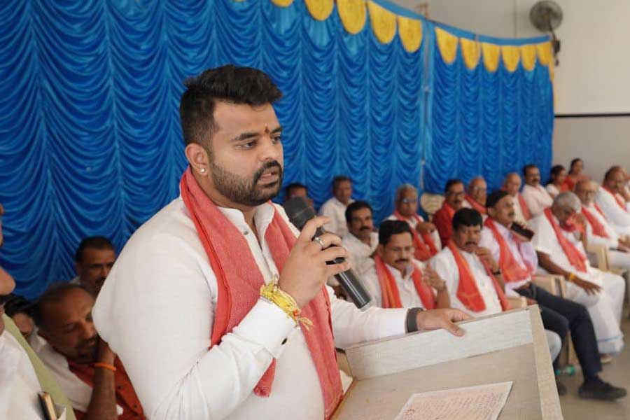 রেভান্নার নির্বাচনী এজেন্ট পূর্ণচন্দ্র তেজস্বী পাল্টা অভিযোগ করেন। তাঁর অভিযোগ, ভোটের মুখে রেভান্নার ভাবমূর্তি খারাপ করার জন্য চক্রান্ত করে এই ধরনের ভিডিয়ো ছড়িয়ে দেওয়া হয়েছে। নবীন গৌড়া-সহ একাধিক ব্যক্তির বিরুদ্ধে এফআইআর করা হয় জেডিএস এবং বিজেপির তরফে। 