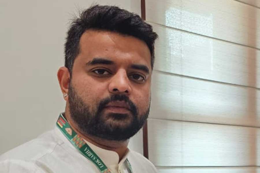 অভিযোগ প্রকাশ্যে আসার পর কী ভাবে পুলিশের তদন্ত এড়িয়ে দেশ ছাড়লেন রেভান্না, তা নিয়ে প্রশ্ন উঠেছিল। সাংসদ হওয়ায় বিশেষ কূটনৈতিক পাসপোর্ট ব্যবহার করেছিলেন তিনি। তা বাতিলের দাবি ওঠে কর্নাটক জুড়ে। 