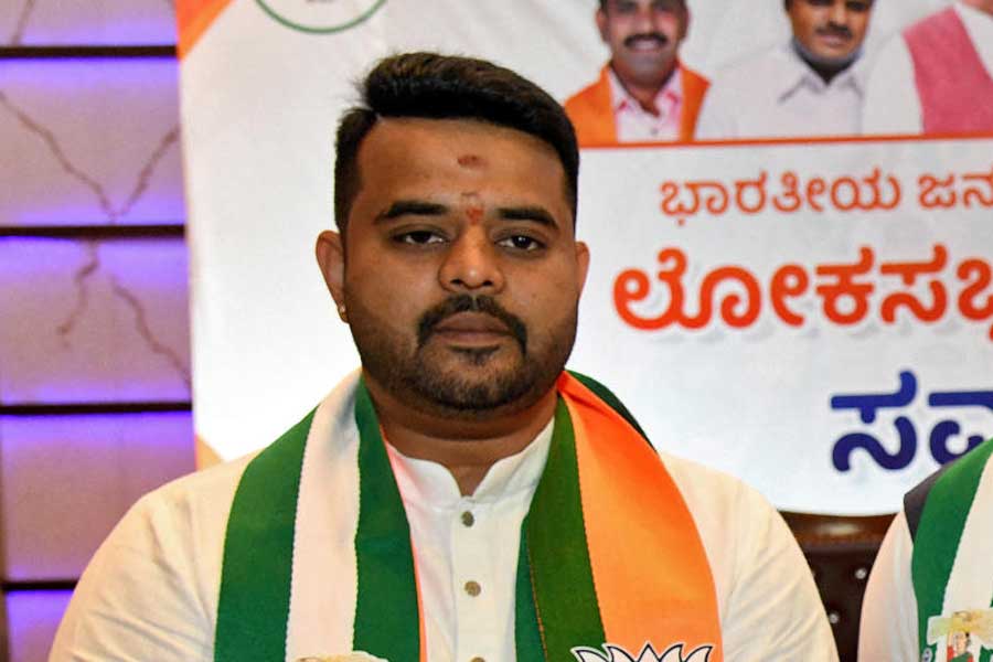 সাংসদের বিরুদ্ধে একের পর এক গুরুতর অভিযোগ, সাংসদের দেশ ছেড়ে চলে যাওয়া— ঘটনাপ্রবাহ অস্বস্তিতে ফেলে কর্নাটক জেডিএসকে। তারা সাময়িক ভাবে রেভান্নাকে দল থেকে সাসপেন্ড করে। সিটের তদন্তকেও স্বাগত জানানো হয় দলের তরফে। 