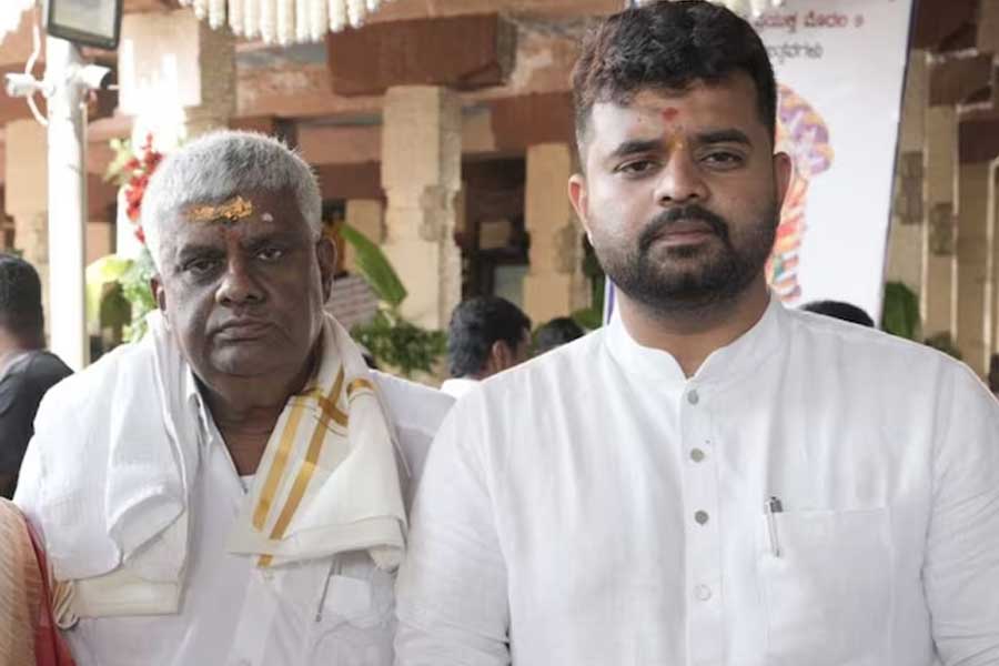 প্রজ্বল এবং তাঁর বাবা এইচডি রেভান্না এর পর আরও বিপাকে পড়েন। তাঁদের বিরুদ্ধে তাঁদের বাড়ির পরিচারিকা যৌন হেনস্থার অভিযোগ দায়ের করেন। ২০১৯ থেকে ২০২২ সালের মধ্যে একাধিক বার তাঁকে হেনস্থা করা হয়েছে বলে পুলিশকে জানান। 