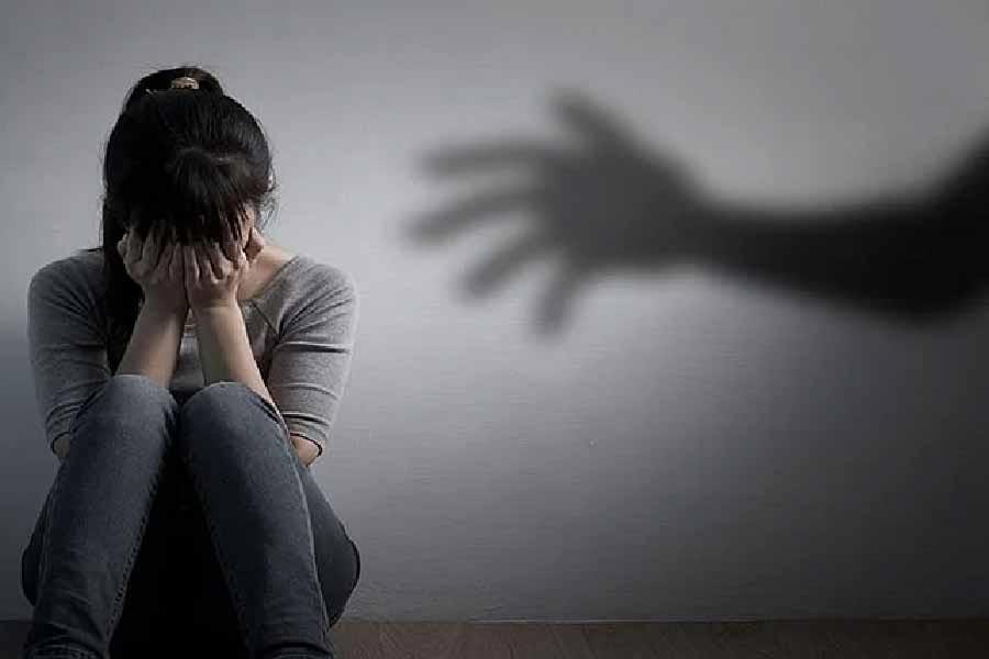 পরিচারিকা পুলিশকে বলেছিলেন, ‘‘যখনই এইচডি রেভান্নার স্ত্রী বাড়িতে থাকতেন না, তিনি অন্য মহিলাদের বাড়িতে ডাকতেন এবং স্টোররুমে নিয়ে যেতেন। সেখানে তাঁদের গায়ে অপ্রীতিকর ভাবে হাত দিতেন। যৌন হেনস্থাও করা হত ওই মহিলাদের।’’