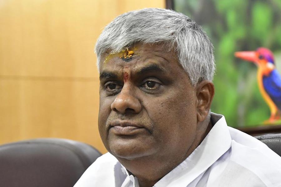 এই অভিযোগের পর ৪ মে প্রজ্বলের বাবাকে অপহরণের অভিযোগে গ্রেফতার করা হয়। সেই ঘটনাটিও প্রজ্বলের যৌন হেনস্থার ঘটনাগুলির সঙ্গে সম্পর্কযুক্ত বলে অভিযোগ। পরে অবশ্য জামিন পেয়ে যান প্রজ্বলের বাবা। 