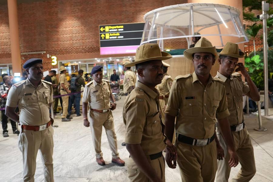 সিটের একাধিক তলবের পরেও হাজিরা না দেওয়ায় রেভান্নার বিরুদ্ধে ব্লু কর্নার নোটিস জারি করে কর্নাটক পুলিশ। বিজেপির তরফে পাল্টা অভিযোগ তোলা হয় কংগ্রেস নেতা ডিকে শিবকুমারের বিরুদ্ধে। অভিযোগ, হাসনে রেভান্নার ভিডিয়ো ছড়ানোর চক্রান্তে শামিল তিনিও। 