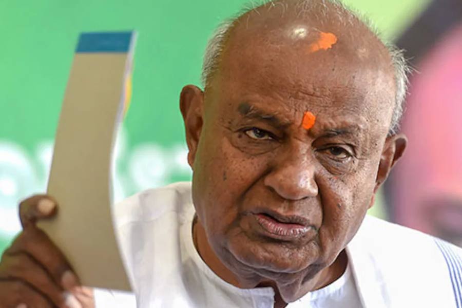 রেভান্নাকাণ্ড নতুন মোড় নেয় ২৩ মে। দাদু দেবগৌড়া নিজের পৌত্রকে হুঁশিয়ারি দেন এবং দ্রুত তাঁকে সিটের সামনে হাজির হতে বলেন। রেভান্না যদি দেশে ফিরতে রাজি না হন, তবে তাঁর বিরুদ্ধে কঠোর পদক্ষেপ করা হবে বলেও জানিয়ে দেন।