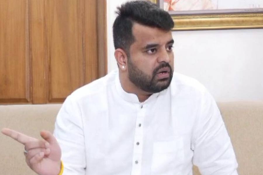 রেভান্না দাবি করেছিলেন, তিনি অবসাদগ্রস্ত হয়ে পড়েছেন। তবে তাঁর দেশে ফেরার ঘোষণামাত্রই কর্নাটক সরকার জানিয়ে দিয়েছিল, তাঁকে গ্রেফতার হবে। সেই মতোই কাজ হয়েছে বৃহস্পতিবার রাতে। 