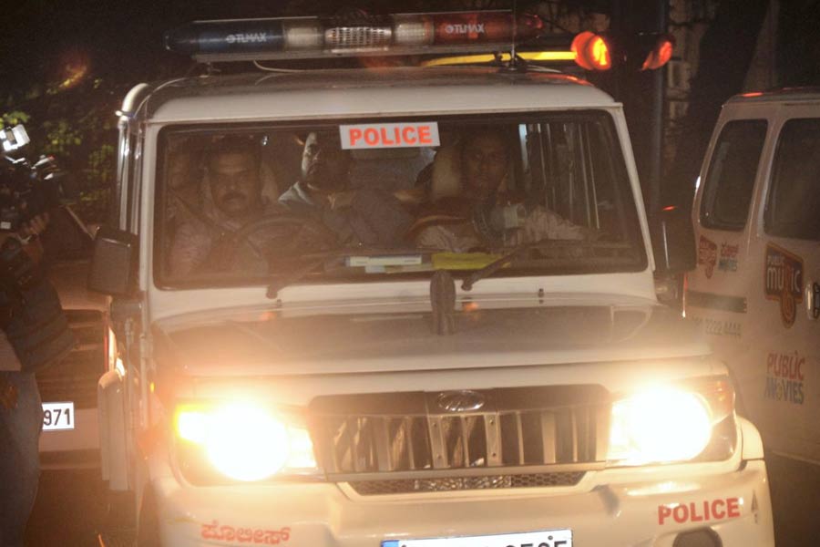 রাত ১টার পরে মিউনিখ থেকে বেঙ্গালুরুতে এসে পৌঁছয় রেভান্নার বিমান। সেখান থেকে নামতেই রেভান্নাকে গ্রেফতার করা হয়। তাৎপর্যপূর্ণ ভাবে, রেভান্নাকে গ্রেফতার করতে বেঙ্গালুরু বিমানবন্দরে পাঠানো হয়েছিল মহিলা পুলিশ আধিকারিকদের। নেতৃত্বে ছিলেন এক মহিলা আইপিএস অফিসার। মনে করা হচ্ছে, যৌন হেনস্থার মামলায় গ্রেফতারিতে বিশেষ বার্তা দিতেই কর্নাটক সরকারের এই পদক্ষেপ।