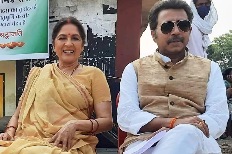 ‘পঞ্চায়েত’-এর দ্বিতীয় সিজ়নে বিধায়কের চরিত্রের সঙ্গে পরিচয় হয়েছিল দর্শকের। তবে তৃতীয় সিজ়নে ওটিটির পর্দায় বিধায়কের ধূসর চরিত্রটি আরও বেশি করে ফুটিয়ে তোলার সুযোগ পেয়েছেন পঙ্কজ ঝা। তৃতীয় সিজ়নে বিধায়কের সঙ্গে পর্দায় ধরা দেয় তার কন্যাও। পর্দায় তার সংলাপ তেমন না থাকলেও সৌন্দর্যে নজর কেড়েছে সে।
