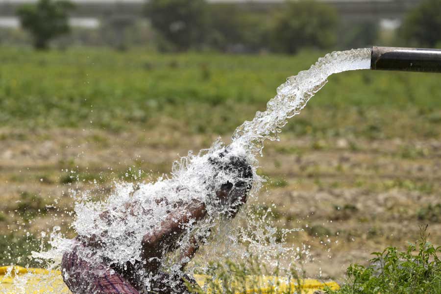 54 dead as heatwave bakes parts of India