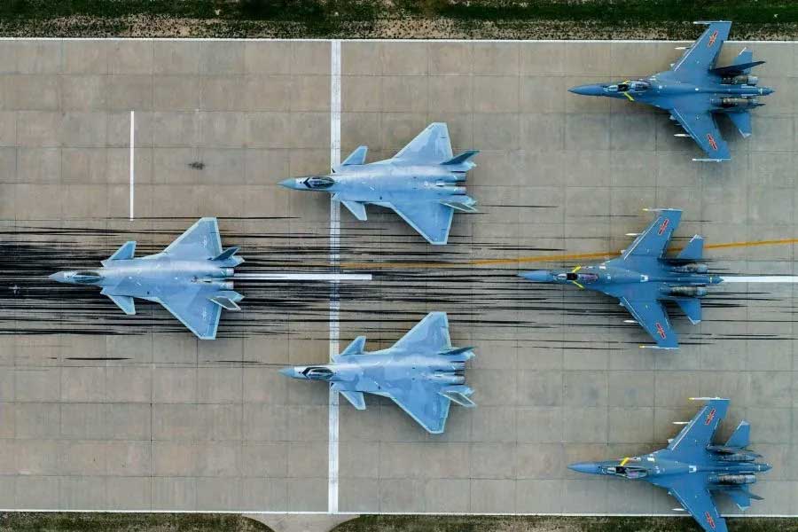 সম্প্রতি উপগ্রহ চিত্রে দেখা যায়, সিকিম সীমান্ত থেকে অন্তত ১৫০ কিলোমিটার দূরে চিন অধিকৃত তিব্বতের শিগাৎসে বিমানবন্দরে ছ’টি অত্যাধুনিক জে-২০ যুদ্ধবিমান মোতায়েন করেছে চিন।