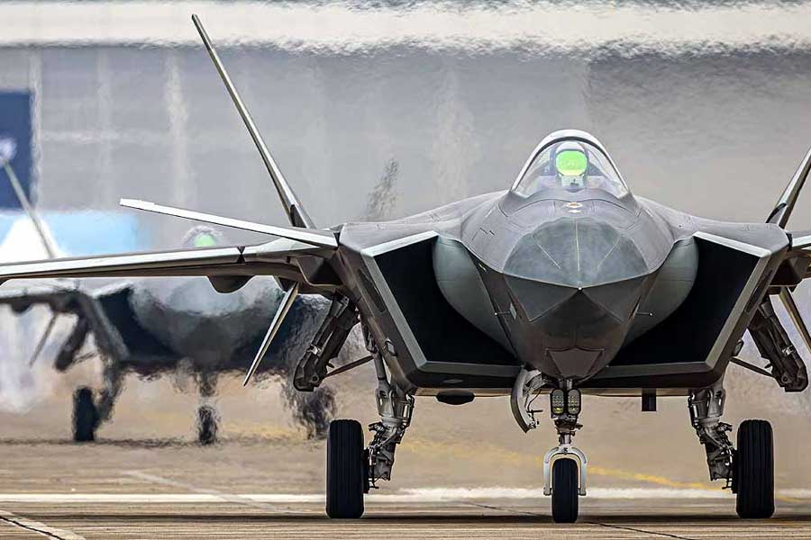 শিগাৎসে তিব্বতের দ্বিতীয় বৃহত্তম শহর। সেই শহরেই রয়েছে বিমানবন্দরটি। সেখানে সারা বছরই জে-১০ যুদ্ধবিমান এবং কেজে-৫০০ বিমান রাখা থাকে। তবে, জে-২০ যুদ্ধবিমান এই প্রথম।