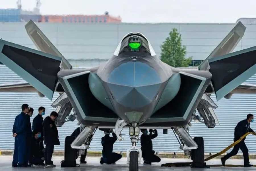 গত ২৭ মে তোলা উপগ্রহে চিত্রে জে-২০ বিমান দেখতে পাওয়ার পরেই শুরু হয়েছে হরেক জল্পনাকল্পনা। সংবাদমাধ্যম সূত্রে খবর, জে-২০ আধুনিক যুদ্ধবিমান। সর্বোচ্চ গতি ঘণ্টায় ২৪৬৮ কিলোমিটার।