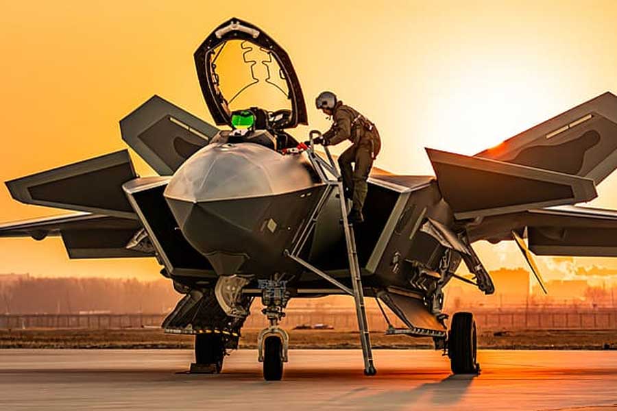 এগুলো বিশেষ ধরনের ‘স্টেলথ’ যুদ্ধবিমান, অর্থাৎ শক্তিশালী রেডার ছাড়া এগুলি ধরা পড়ে না। কূটনীতিকদের একাংশের দাবি, সম্ভবত ২৫০টির বেশি যুদ্ধবিমান ভারত সীমান্তের কাছে মোতায়েন করেছে চিন। কিন্তু রেডারে ধরা পড়ছে না।