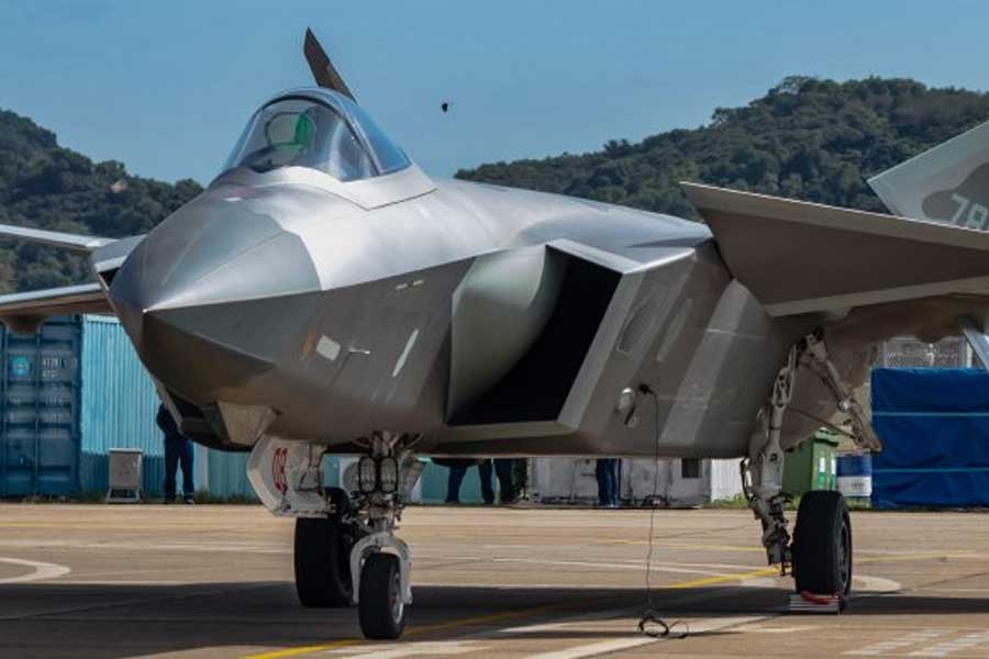 জে-২০তে রয়েছে একাধিক সেন্সর। এমনকি, চিনের উন্নততম ক্ষেপণাস্ত্র (এয়ার টু এয়ার মিসাইল) বহন করতে পারে এই বিমান। তার মধ্যে রয়েছে পিএল-১৫ নামের দীর্ঘতম রেঞ্জের ক্ষেপণাস্ত্র, যা ৩০০ কিলোমিটার দূরের লক্ষ্যবস্তুতেও নির্ভুল ভাবে আঘাত হানতে পারে।