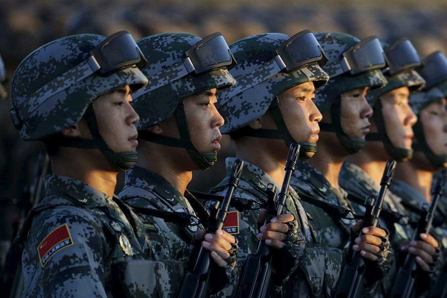 মাঝে কিছু দিন স্থিতাবস্থা বজায় থাকলেও অনেকেরই আশঙ্কা লোকসভা নির্বাচনে আবহে ফের ভারতের বিরুদ্ধে ঘুঁটি সাজাচ্ছে শি জিনপিংয়ের দেশ। সমর বিশেষজ্ঞদের একাংশের ধারণা, ধীর গতিতে ভারতকে চারপাশ থেকে ঘিরে ধরতে চাইছে চিন।