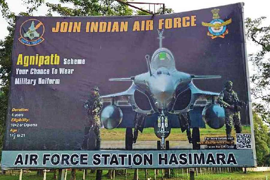 আরও ২৬টি রাফাল কেনার জন্য ফ্রান্সের সঙ্গে কথা চালাচ্ছে ভারত। হাসিমারায় ভারতের ১৬টি রাফাল যুদ্ধবিমান মোতায়েন রয়েছে। তবে চিনের ‘মেঘনাদের’ সঙ্গে ভারতের ১৬টি রাফাল কতখানি এঁটে উঠতে পারবে, তা নিয়ে সংশয় রয়েছে।