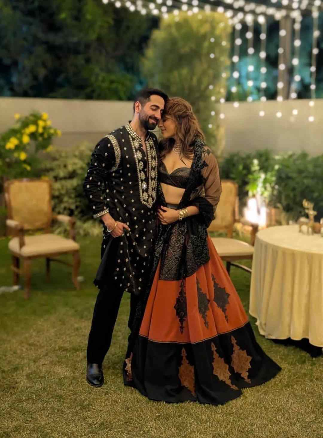 কুর্তা-লেহঙ্গার জমাটি যুগলবন্দি! দীপাবলিতে সস্ত্রীক ধরা দিলেন অভিনেতা আয়ুষ্মান খুরানা।