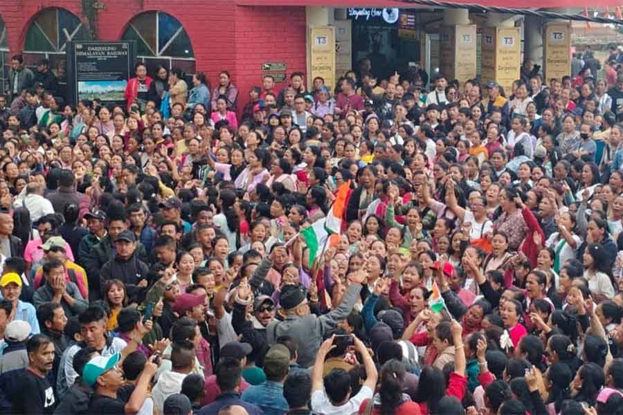 প্রতিবাদ: দার্জিলিঙে চা শ্রমিকদের মিছিল। ২ অক্টোবর।