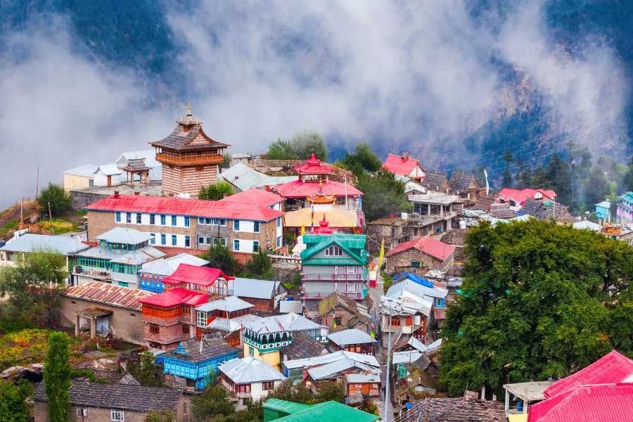 দীপাবলি উপলক্ষে চারিদিকে আলোর রোশনাই গোটা দেশে। মিষ্টি থেকে মুখরোচক খাবার— দীপাবলির সময় আতিথেয়তায়ও কমতি থাকে না। কিন্তু ভারতেরই একটি গ্রাম তখন থাকে অন্ধকারাচ্ছন্ন। দীপাবলি যেন গ্রামবাসীদের কাছে দুঃস্বপ্নের মতো। পালন করলেই নাকি মৃত্যু নিশ্চিত!