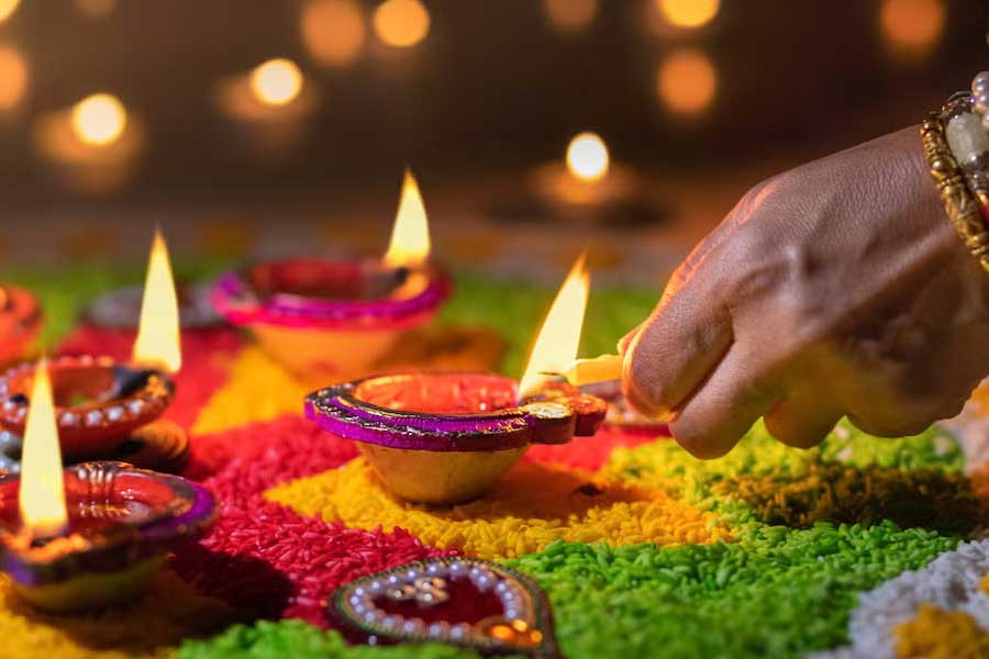 পিটিআইকে দেওয়া সাক্ষাৎকারে গ্রামবাসীদের দাবি, বহু বহু বছর ধরে সাম্মো গ্রামে দীপাবলি উদ্‌যাপন করা হয় না। গ্রামের কোনও বাসিন্দা যদি ভুল করেও ঘরে অতিরিক্ত আলো জ্বালিয়ে ফেলেন অথবা দীপাবলি উপলক্ষে কোনও বিশেষ খাবার রান্না করেন, তবে তাঁর সংসারে নেমে আসে ভয়ানক বিপদ। মৃত্যুরও মুখোমুখি হন সেই পরিবারের সদস্যেরা।