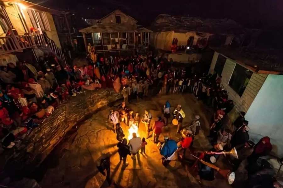 লোকমুখে শোনা যায়, কয়েকশো বছর আগে সাম্মো গ্রামের এক বিবাহিত তরুণী দীপাবলি উদ্‌যাপন করতে বাপের বাড়ি যাওয়ার জন্য বেরিয়েছিলেন। যাওয়ার পথেই দুঃসংবাদ পান তিনি।