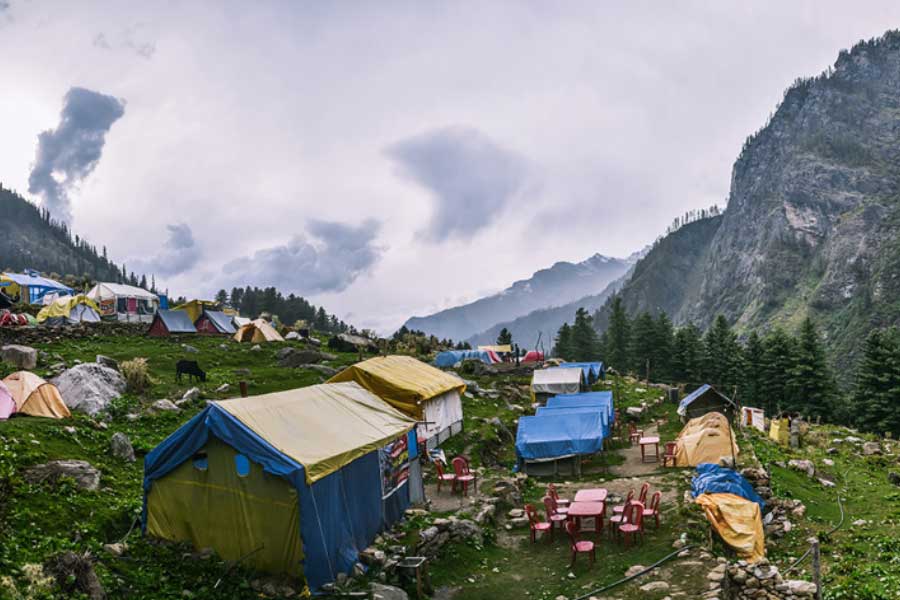 দীপাবলির দিন তরুণীর কাছে পৌঁছয় তাঁর জীবনসঙ্গীর মৃত্যুসংবাদ। তরুণীর স্বামী ছিলেন সৈনিক। স্বামীর মৃত্যু মেনে নিতে পারেননি ওই তরুণী।
