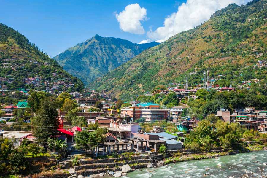 গ্রামবাসীদের দাবি, সেই সময় অন্তঃসত্ত্বাও ছিলেন তরুণী। স্বামীর মৃত্যুর পর একা কী ভাবে জীবনযাপন করবেন তা ঠাহর করতে পারছিলেন না তিনি। তাই সহমরণের সিদ্ধান্ত নিয়ে ফেলেন।