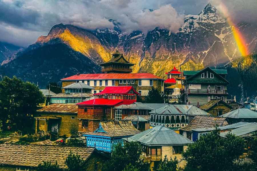 পিটিআই সূত্রে খবর, অভিশাপের ভয়ে বহু বহু বছর ধরে গ্রামের কেউ দীপাবলি পালন করেন না। আলো দিয়ে কেউ ঘরবাড়ি সাজান না। এমনকি উৎসব উপলক্ষে বিশেষ কোনও খাবারও রান্না হয় না। ৭০ বছর বয়সি এক বৃদ্ধের দাবি, জন্মের পর থেকে এই গ্রামে কোনও বছর দীপাবলি উদ্‌যাপন করতে দেখেননি তিনি।