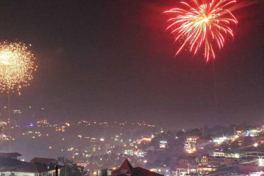 তরুণ প্রজন্মের কেউ কেউ গ্রামের সঙ্গে জড়িয়ে থাকা অভিশাপকে তোয়াক্কা না করে দীপাবলি উদ্‌যাপন করার চেষ্টা করেছিলেন। কিন্তু দুর্ভাগ্য নাকি পিছু নিয়েছিল তাঁদেরও।